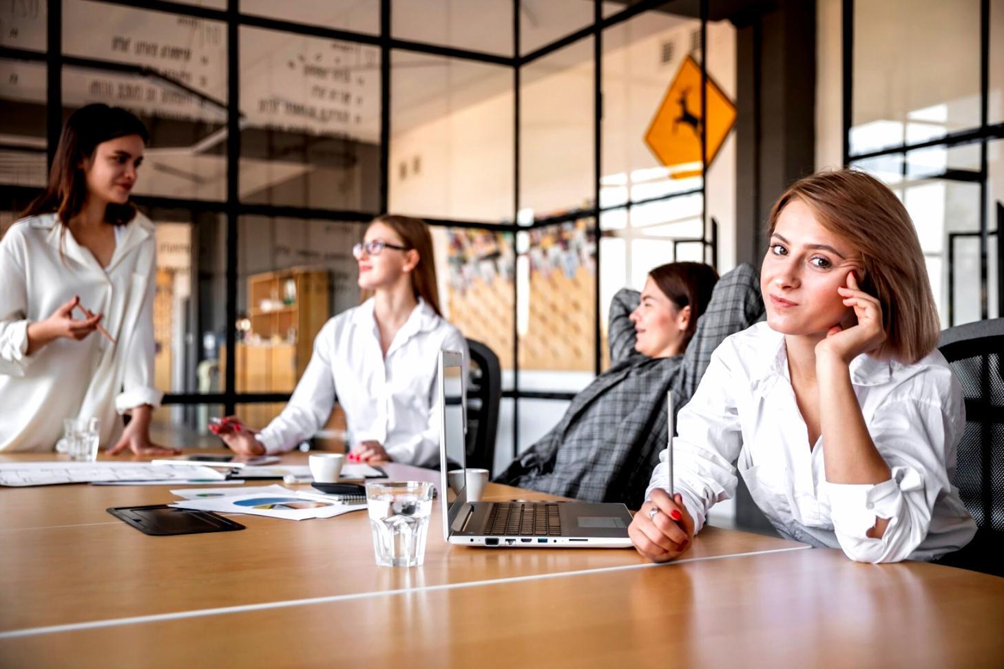 Studente che segue con successo un corso di formazione a distanza utilizzando metodi di apprendimento efficaci